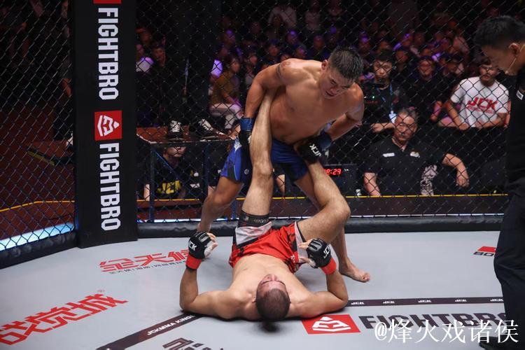 WBC超轻量级过渡拳王争霸赛：伊萨克·克鲁斯VS拉蒙·罗奇