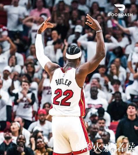 巴特勒半场出战17分钟,7中4得到8分3板2助攻 巴特勒半场出战17分钟,7中4得到8分3板2助攻