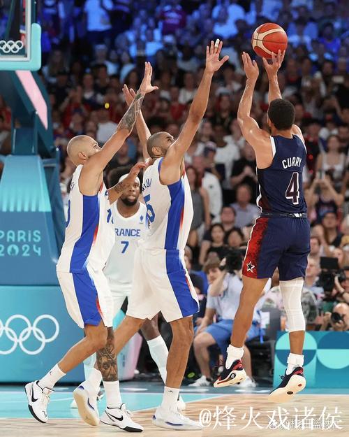 克里斯蒂底角连续运球,迎着防守高难度后仰三分压哨命中 克里斯蒂底角连续运球,迎着防守高难度后仰三分压哨命中